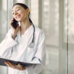 Cauți un azil de bătrâni la prețuri corecte? Iată ce conțin programele de îngrijire personalizate!