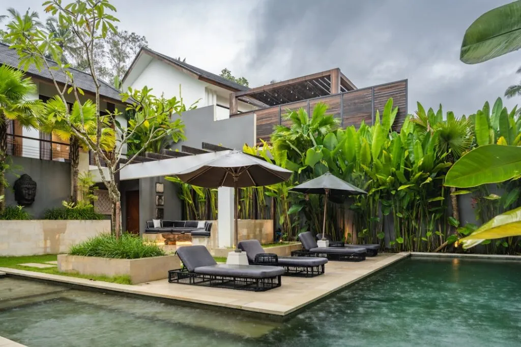 Photo Pool landscaping