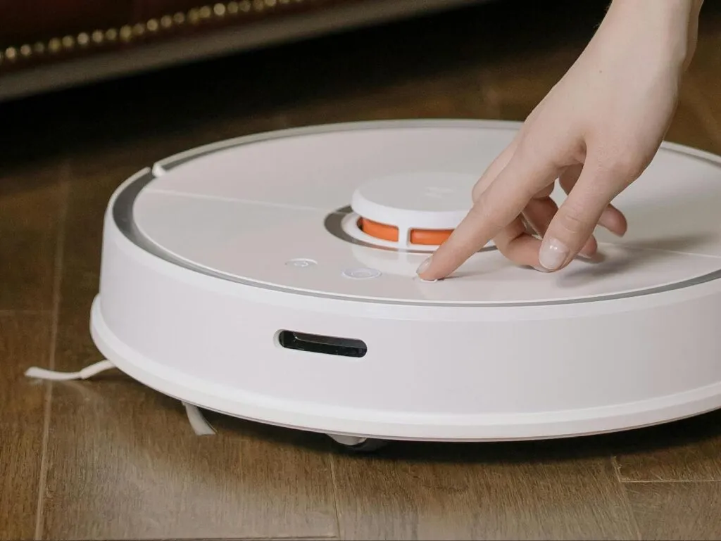 Câteva motive pentru care aspiratoarele robot sunt partenerii tăi ideali în curățenie