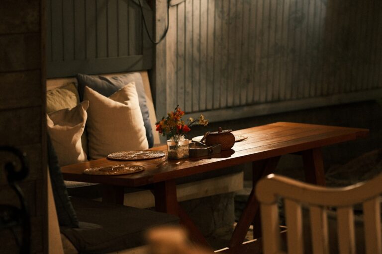 Photo Rustic dining table