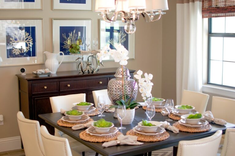 Photo "How to organize a dining area with furniture that adds elegance and comfort"