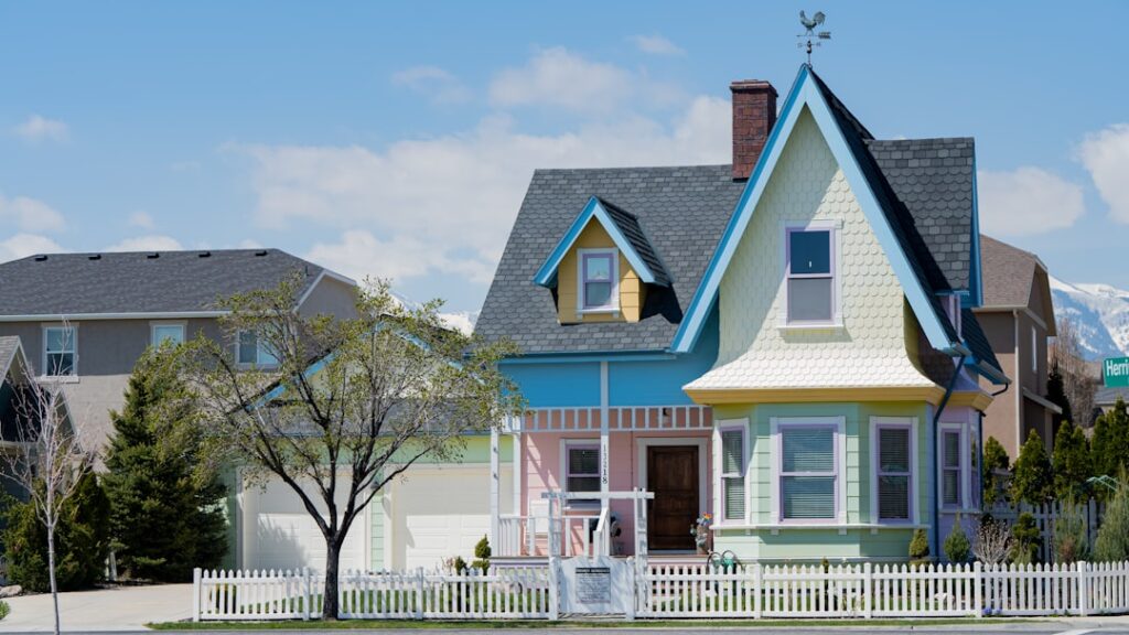 Photo choose a house with friendly neighbors