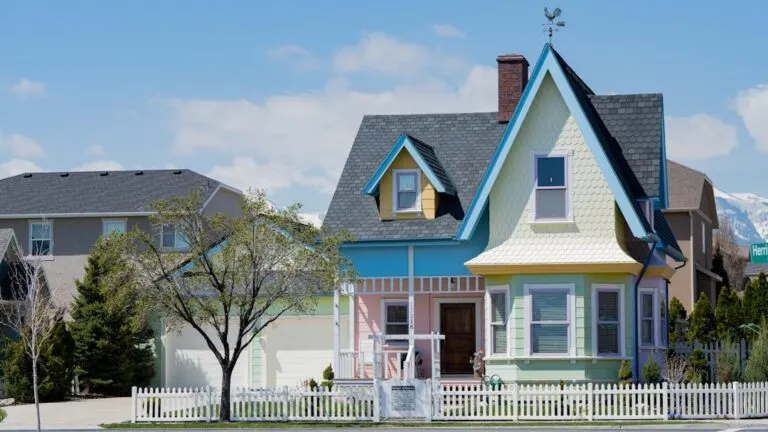 Photo choose a house with friendly neighbors