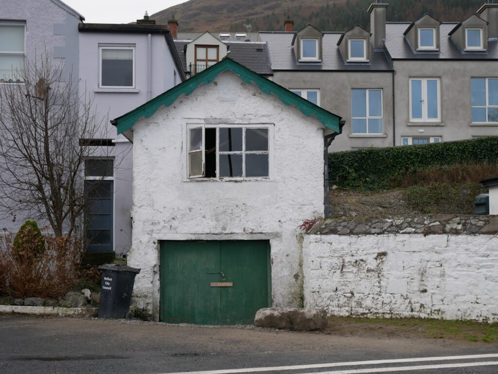Photo house with small garage